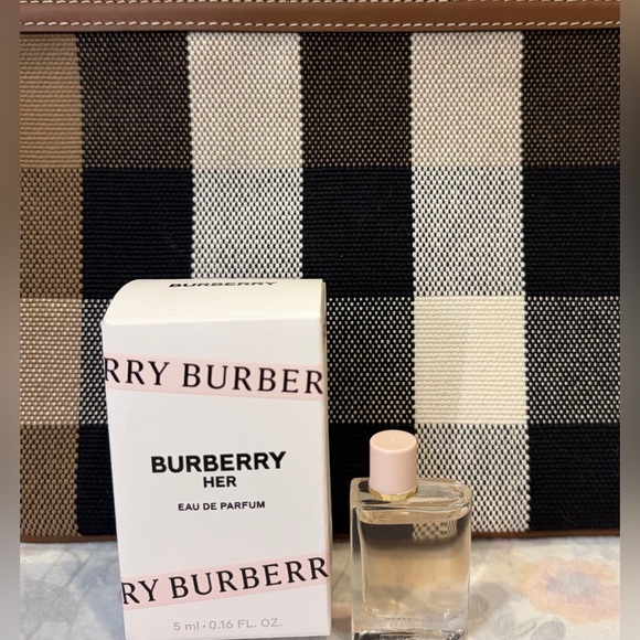 🖤🤎NWT BURBERRY TAUPE BROWN/BLACK CHECK CANVAS WRISTLET🤎🖤
SCENTED WATER INCLUDED - Picture 3 of 12